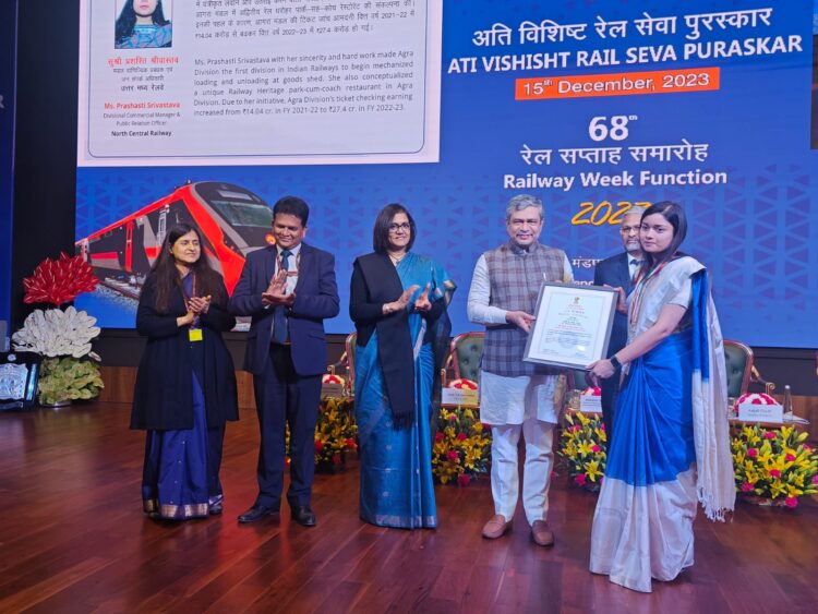 मंडल सामग्री प्रबंधक विवेक दिवाकर, प्रशस्ति श्रीवास्तव को अति विशिष्ट रेल सेवा पुरस्कार