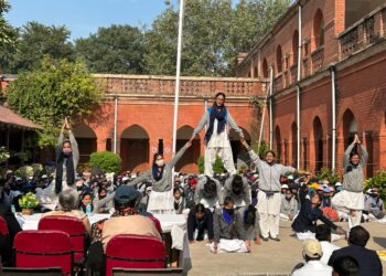 डीईआई में पांच दिवसीय स्काउट और गाइड कैंप में लाभान्वित हुए छात्र-छात्राएं