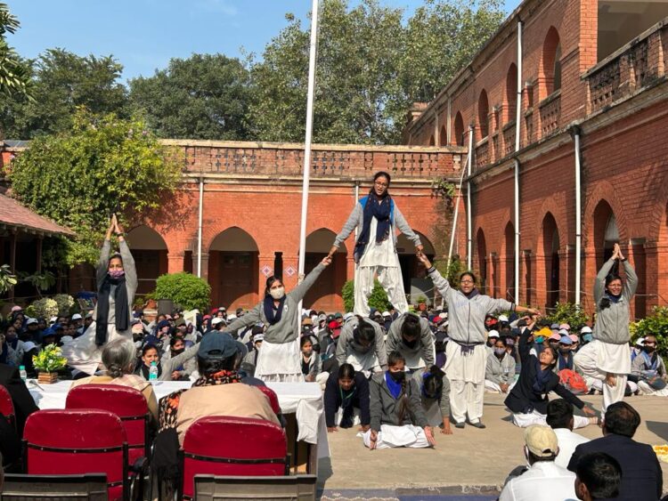 डीईआई में पांच दिवसीय स्काउट और गाइड कैंप में लाभान्वित हुए छात्र-छात्राएं
