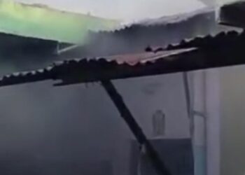 पूजा सामग्री की दुकान में लगी आग, मची भगदड़