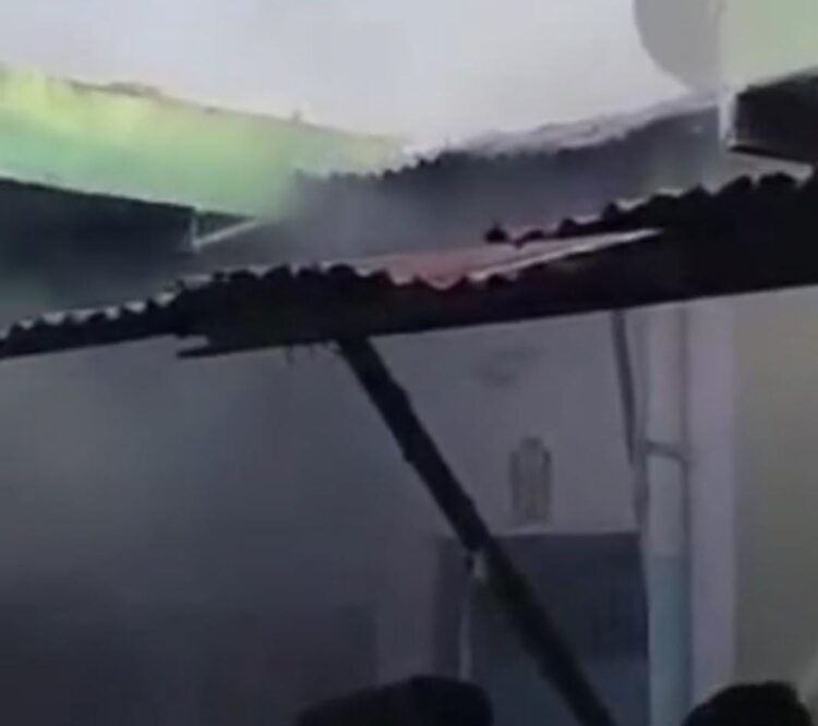 पूजा सामग्री की दुकान में लगी आग, मची भगदड़