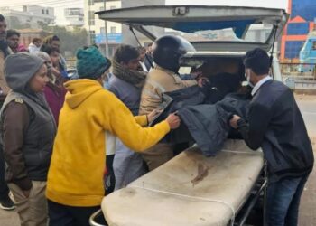 कांस्टेबल के कमरे में फंदे पर लटकी मिली युवती