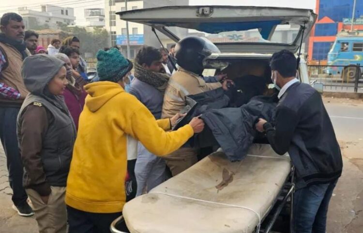 कांस्टेबल के कमरे में फंदे पर लटकी मिली युवती