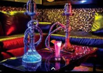 रूफ टाप रेस्टोरेंट में परोसी जा रही थी शराब और हुक्का, दो पकड़े