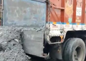 सब्जी मंडी में प्याज से भरे ट्रक में लगी आग