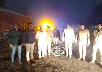 मोबाइल लूटने वाले बदमाशों से पुलिस की मुठभेड़, एक के पैर में लगी गोली