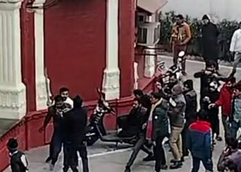 विश्वविद्यालय में विद्यार्थी परिषद के कार्यकर्ताओं ने कर्मचारियों को लाठी डंडे से पीटा