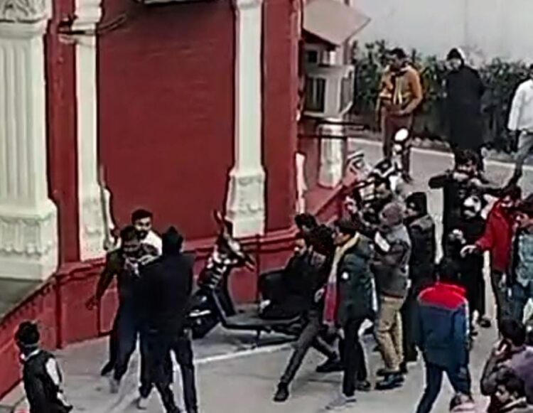 विश्वविद्यालय में विद्यार्थी परिषद के कार्यकर्ताओं ने कर्मचारियों को लाठी डंडे से पीटा