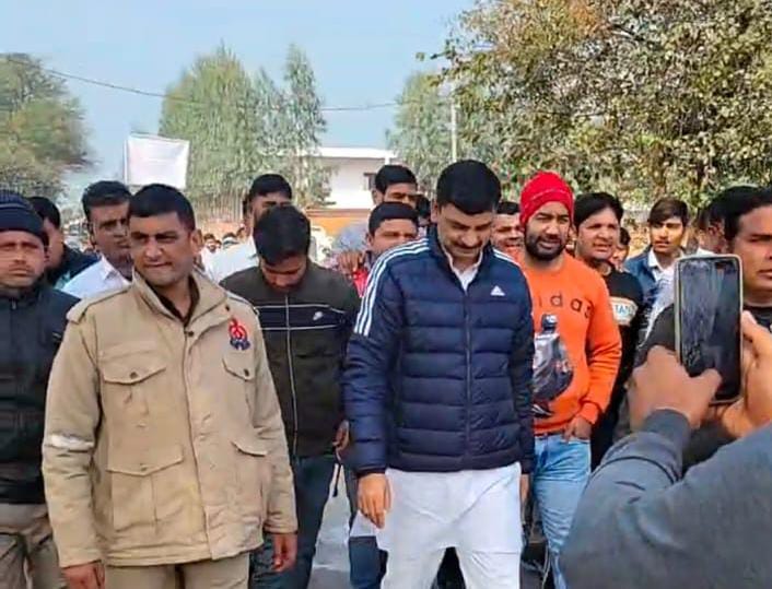 भाजपा नेता के साथ ड्यूटी छोड़कर जाने में एक और सिपाही हुआ निलंबित
