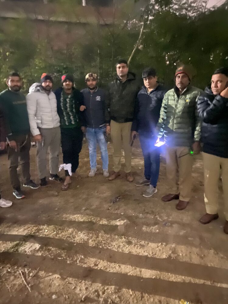 आर्य समाज मंदिर में दिनदहाड़े डकैती डालने वालों से पुलिस की मुठभेड़