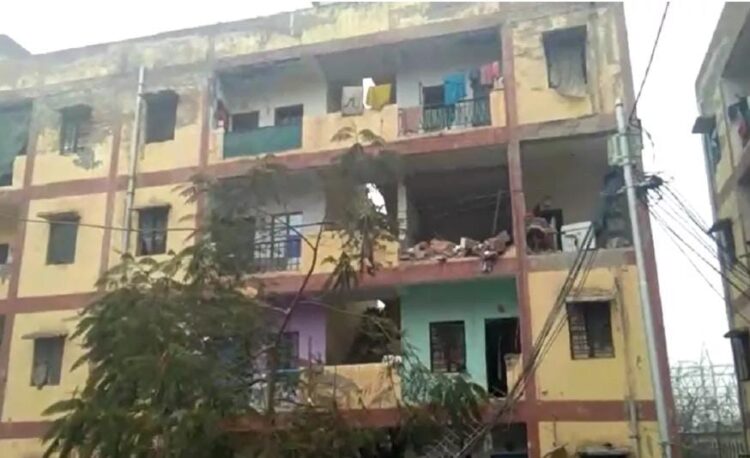 शास्त्रीपुरम में एडीए के फ्लैट में धमाका होने से चार फ्लैट की दीवारें गिरीं