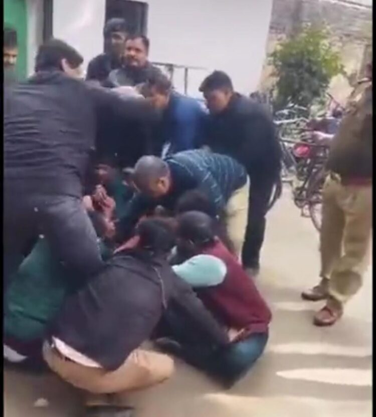 चीफ प्रॉक्टर को हटाने की मांग लेकर एनएसयूआई और सपा छात्र सभा हो रही उग्र