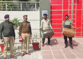 बिल्डर के घर ढोल बजाकर किया कुर्की का नोटिस चस्पा