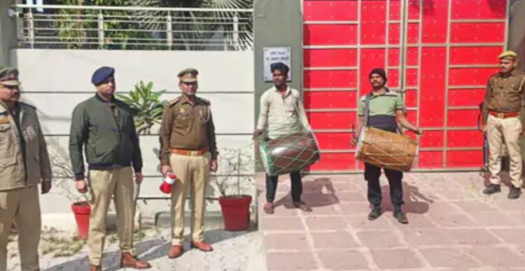 बिल्डर के घर ढोल बजाकर किया कुर्की का नोटिस चस्पा