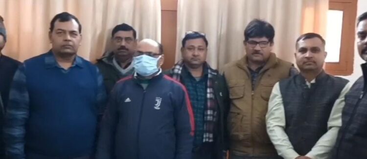 चुनाव में ड्यूटी काटने के नाम पर 10 हजार की रिश्वत लेते तहसील के बाबू को विजिलेंस ने रंगेहाथ पकड़ा