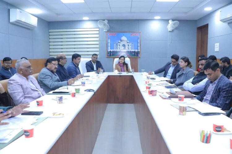 मंडलायुक्त ने ताज महोत्सव की तैयारियों  का लिया जायज़ा