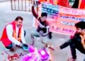 हिंदू महासभा ने वेलेंटाइन डे के विरोध में प्रदर्शन किया, टेडीबीयर को जलाया