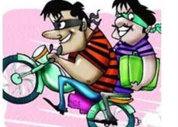 पकड़े जाने के डर से कैश वाला बैग फेंक गए थे लुटेरे, पुलिस ने किया बरामद