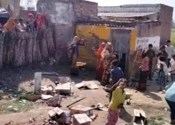 ग्रामीण महिलाओं ने ठेके से शराब की पेटियां निकाल लाठी-डंडे, ईंटों से तोड़ डाला