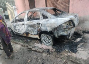 घरों के बाहर खड़ी कारों में युवक ने लगाई आग