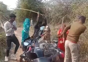 मछली पकड़ने से रोकने पर वन विभाग की टीम पर बोला हमला, वीडियो वायरल