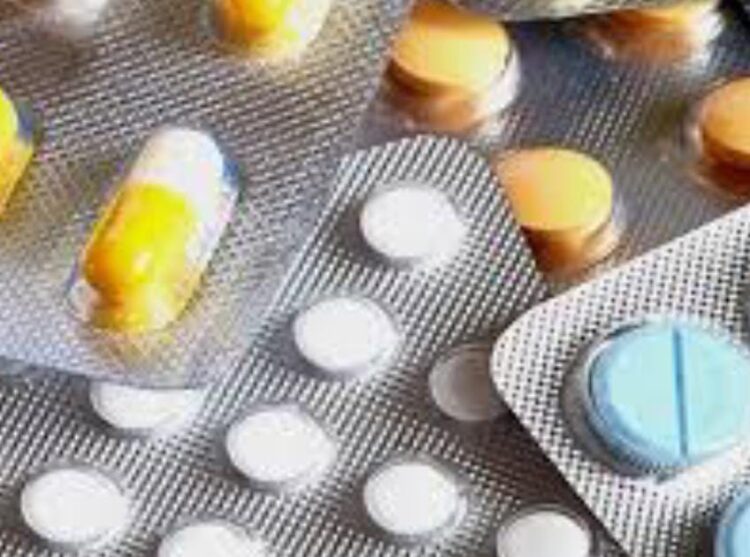 पुलिस और टास्क फोर्स का फव्वारा दवा बाजार में छापा