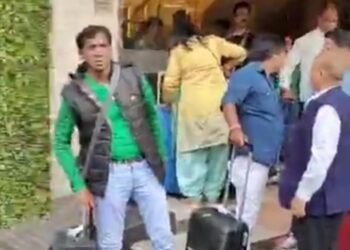 आगरा से गए पार्षदों का मुंबई में हंगामा, लो बजट के होटल में ठहराने पर हुए आग बबूला