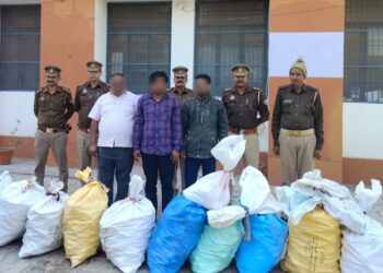 ट्रांस यमुना पुलिस ने नकली शैंपू बनाने की फैक्ट्री पकड़ी