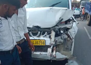 फतेहपुर सीकरी में हुआ सड़क हादसा, 12 लोग घायल