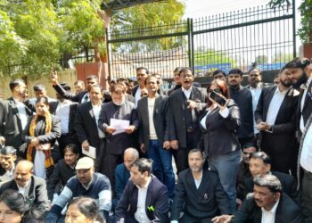 दबिश कांड: पुलिस कर्मियों को जेल भेजने और विवेचना सीबीआई से कराने को लेकर अधिवक्ताओं का प्रदर्शन शुरू