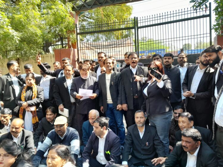 दबिश कांड: पुलिस कर्मियों को जेल भेजने और विवेचना सीबीआई से कराने को लेकर अधिवक्ताओं का प्रदर्शन शुरू