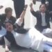 वी वांट जस्टिस का नारा लगाते हुए एमजी रोड पर दौड़े अधिवक्ता, पुलिस के रोकने पर रोड पर लेटे