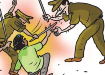 बघेल का होर्डिंग लगाने का शक होने पर युवक को पुलिसकर्मियों ने लात घूसों से पीटा, कान का पर्दा फटने का आरोप