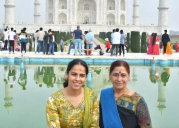 बैडमिंटन खिलाड़ी साइना नेहवाल ने मां के साथ किया ताजमहल का दीदार