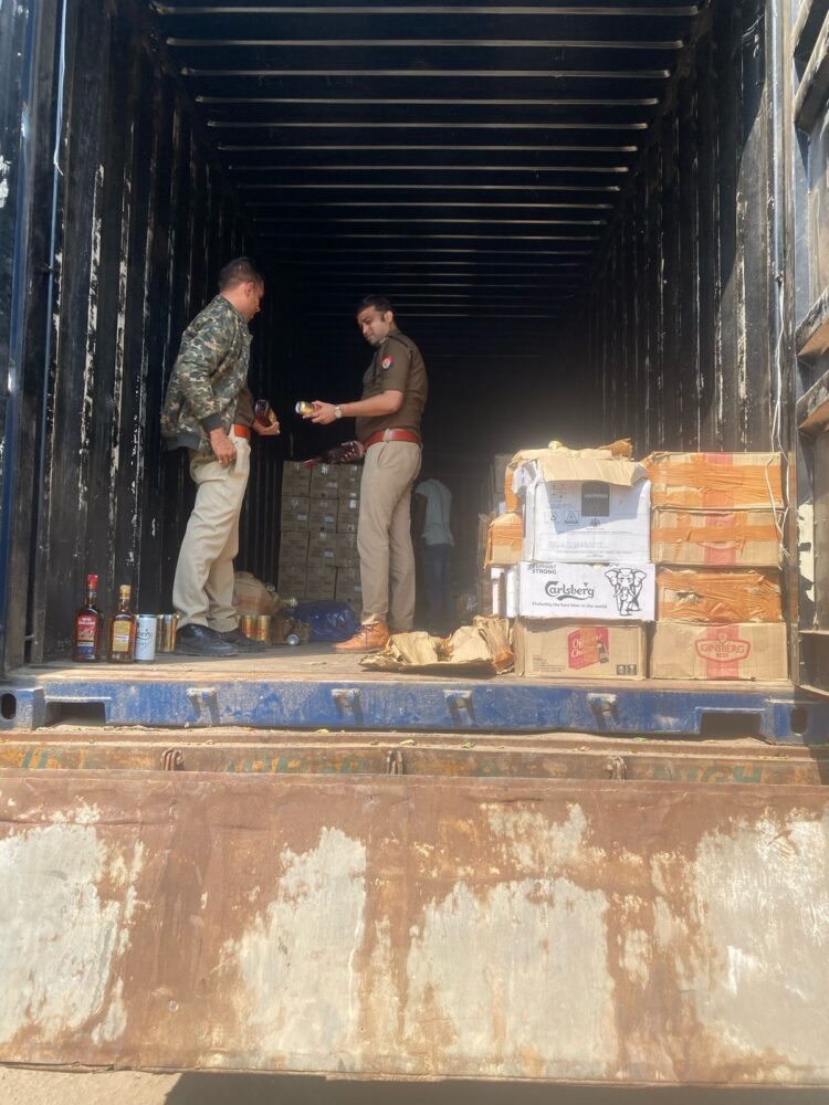 लोहामंडी पुलिस ने कंटेनर में पकड़ी 50 लाख की शराब और बीयर