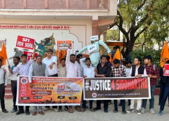 एबीवीपी ने विश्वविद्यालय में फूंका एसएफआई का पुतला