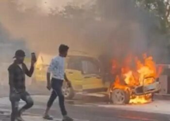 फ्लाईओवर पर चलती कार में लगी आग, लगा जाम