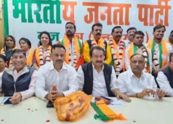 आठ पार्षद बीजेपी में हुए शामिल, केंद्रीय राज्य मंत्री ने दिलाई सदस्यता