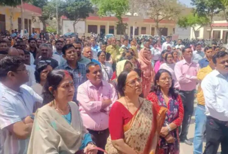 शिक्षक की हत्या के विरोध में आगरा में भी पांच मूल्यांकन केदो पर काम ठप रहा