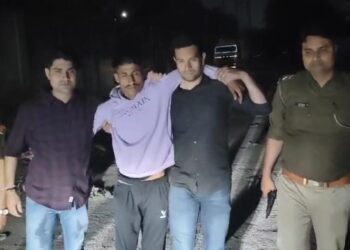 डकैती में वांछित इनामी बदमाश से पुलिस की मुठभेड़, पैर में लगी गोली