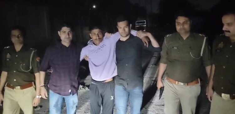 डकैती में वांछित इनामी बदमाश से पुलिस की मुठभेड़, पैर में लगी गोली