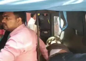 संजय प्लेस में एलआईसी बिल्डिंग से गिरकर युवक की मौत