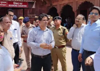 ताजमहल पर टिकट-वेंडिंग मशीन लगेंगी, पर्यटकों को नहीं होगी परेशानी