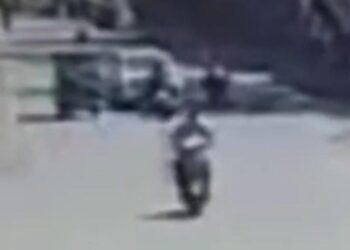 लोहामंडी थाने के सामने कार की टक्कर से कई फीट हवा में उछला था बाइक सवार, वीडियो वायरल