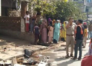 एत्मादपुर में देसी शराब के ठेके पर महिलाओं ने किया हंगामा