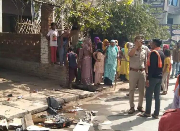 एत्मादपुर में देसी शराब के ठेके पर महिलाओं ने किया हंगामा