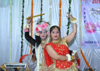 राधा-कृष्ण के स्वरूपों से विद्यार्थी परिषद ने खेली फूलों की होली