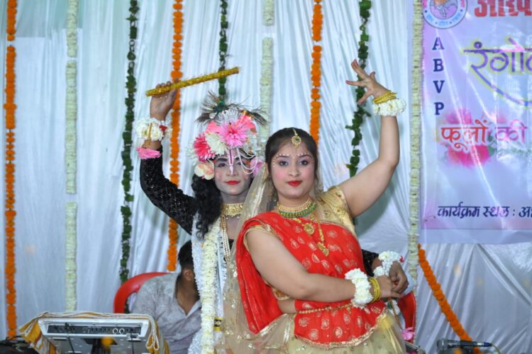 राधा-कृष्ण के स्वरूपों से विद्यार्थी परिषद ने खेली फूलों की होली
