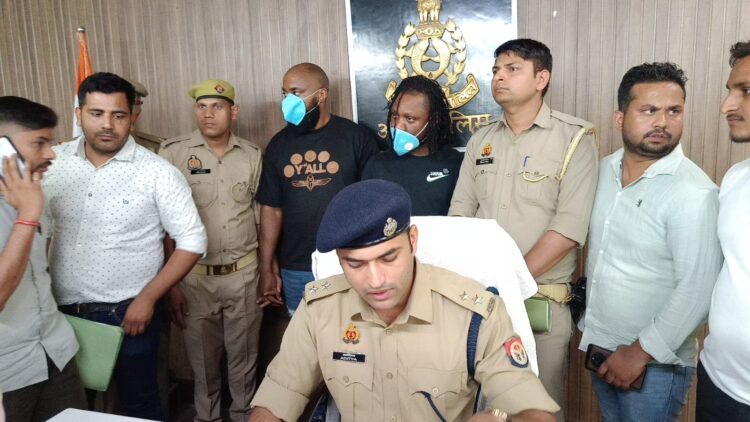 ई-कॉमर्स साइट पर प्रोडक्ट बेचने के नाम पर ठगी करने वाले दो विदेशी पकड़े