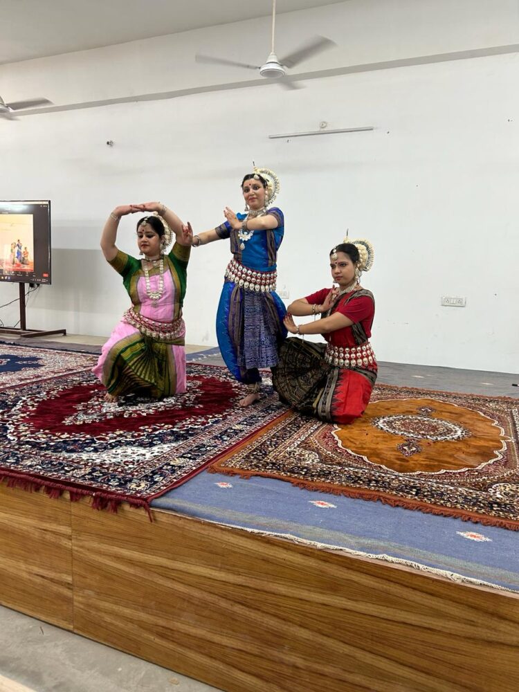 बच्चों को पढ़ाने में नृत्य की कला का भी प्रयोग करेंगे तो बच्चे भी विषय को बेहतर समझेंगे